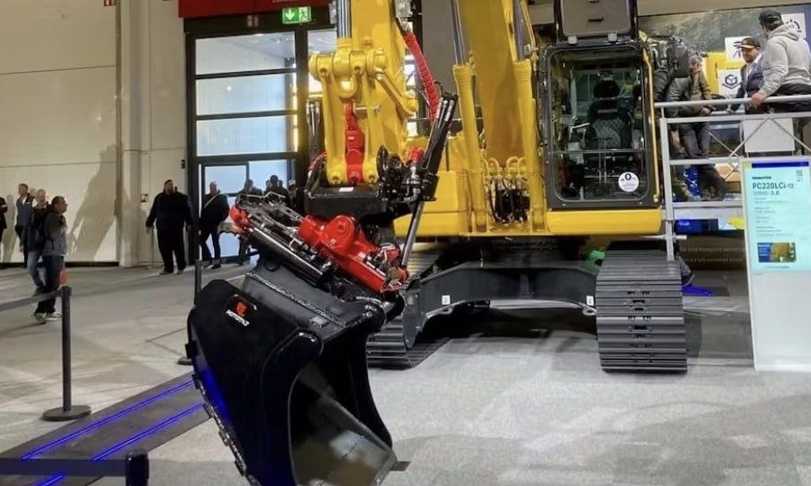 Komatsu и Rototilt представляют готовые заводские решения с тилтротаторами для экскаваторов PC220LC и PC220LCi-12