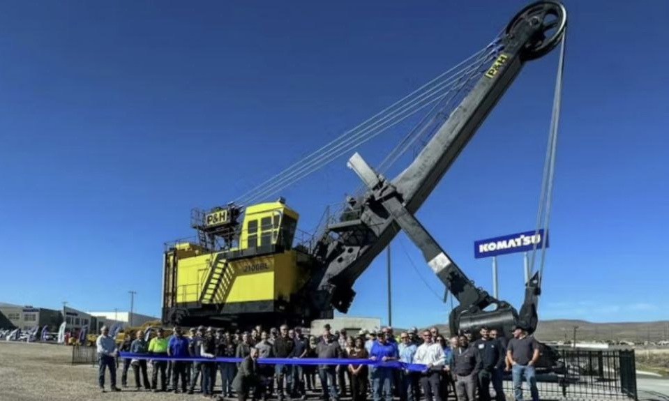 Komatsu установила монумент эпохи: легендарный экскаватор P&H 2100BL стал символом истории горного дела