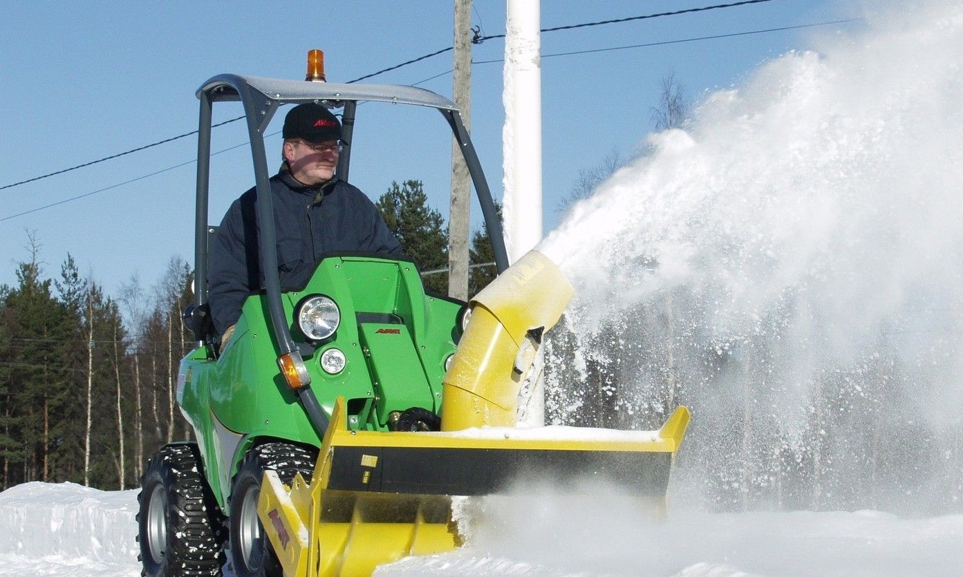 Зима уже на подходе и вместе с ней - снег, наледь и необходимость держать территории в порядке