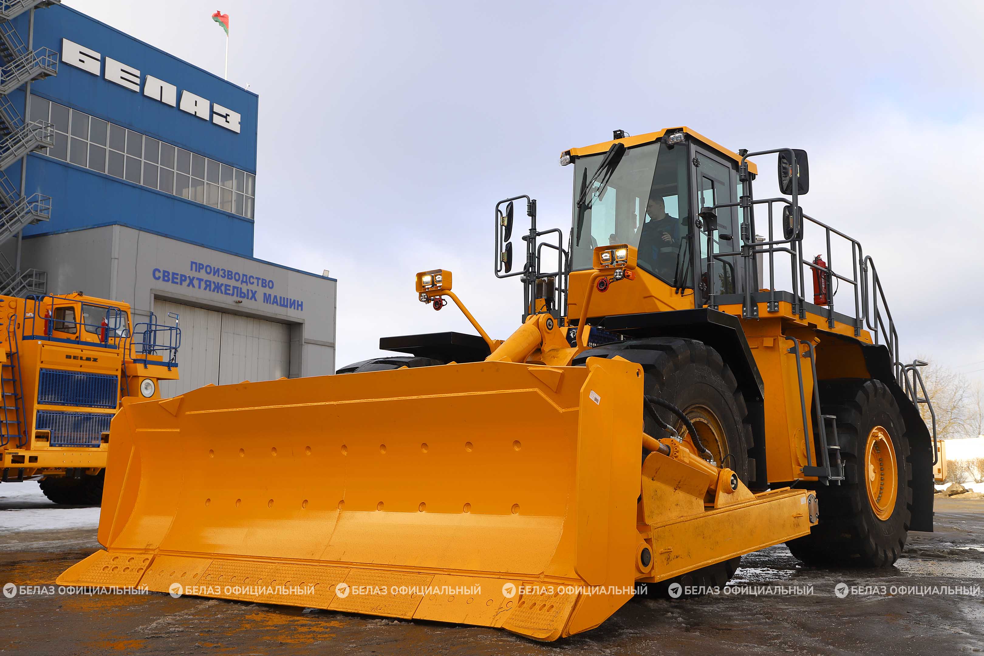 На полигоне в Жодино начали «трясти» новый колёсный бульдозер БЕЛАЗ-78542