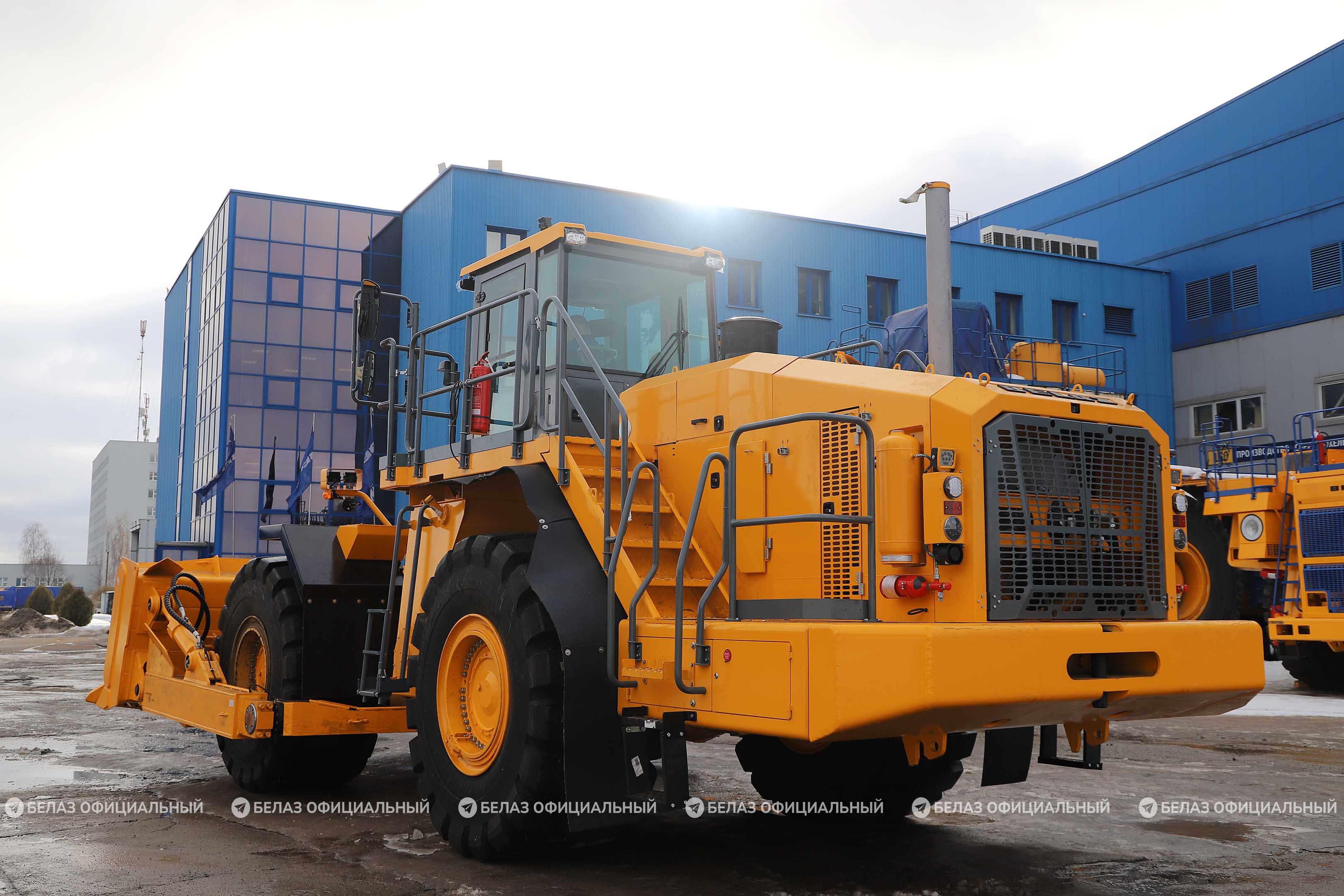 На полигоне в Жодино начали «трясти» новый колёсный бульдозер БЕЛАЗ-78542