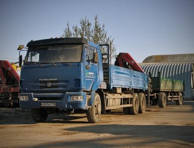МАШИНА КАМАЗ 65117 С КРАНОМ-МАНИПУЛЯТОРОМ HMF-2030 И ПРИЦЕПОМ, Санкт-Петербург