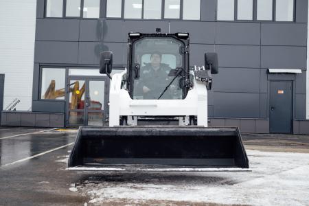 Мини-погрузчик колесный