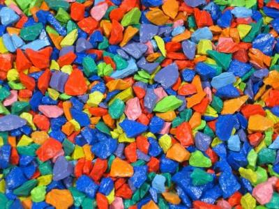 Цветной щебень, окрашенный в природе